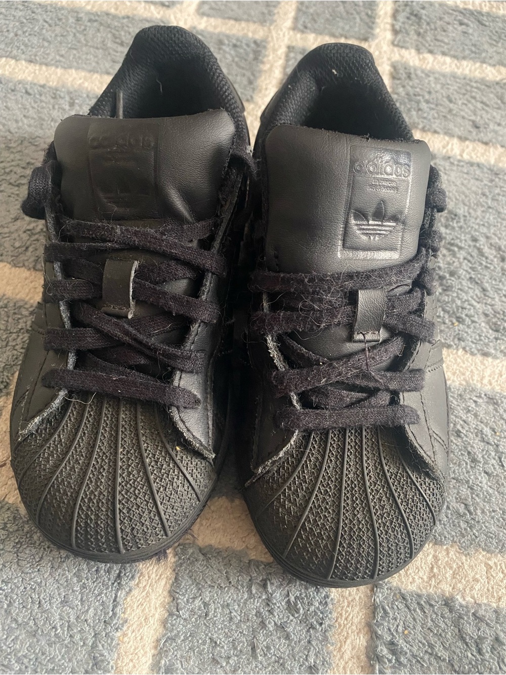 KIDS SZ 1 Black Low-Top Sneakers - Classic Casual Style